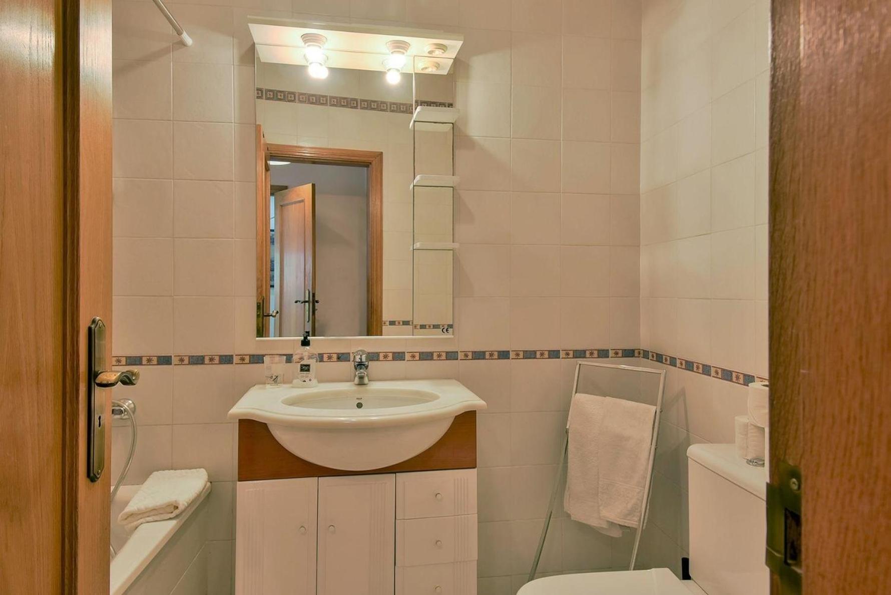Studio Fuer 9 Personen Und 1 Kind In Lissabon, Regio De Costa De - B58348 Apartamento